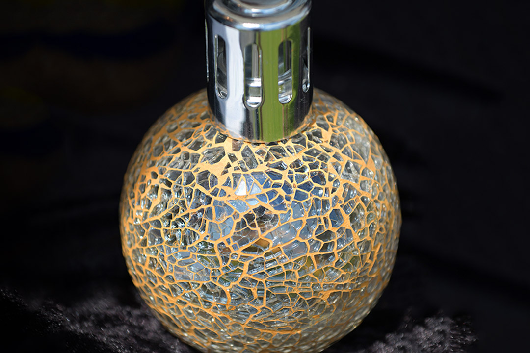 crazed pattern on glass defuser bottle